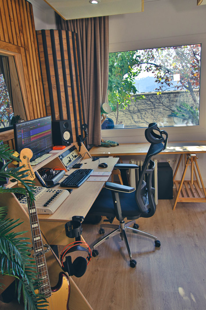 homestudio profesional estudio grabación instrumentos sonido mezcla mastering podcast locución yamaha hs5 listones madera mesa previo válvulas producción música insonorización controlroom silla ergonómica mesa ventana naturaleza